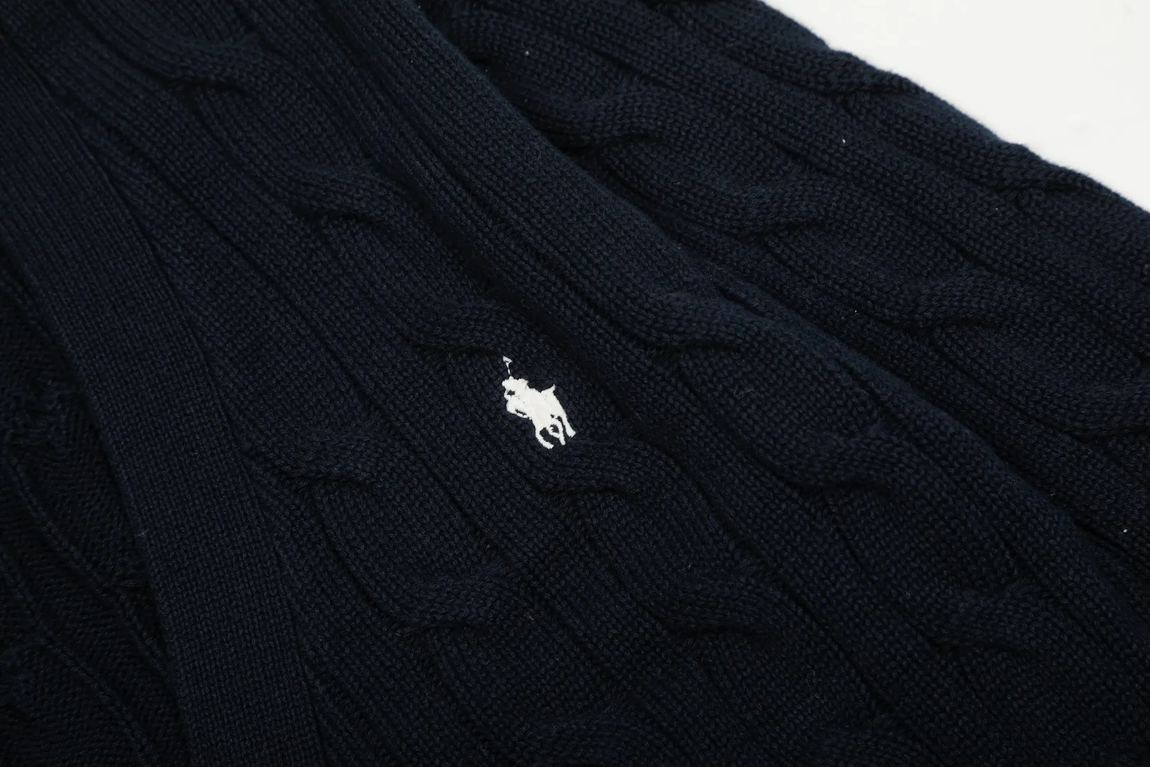 P250 Top quality" Style number: DS113# (not off the shelves all year round) [Ralph Lauren large V-neck solid color pony embroidered logo twist knitted cardigan] ✅Ralph Lauren classic basic versatile goddess style large V-neck knitted cardigan jacket ✅Main supply platform live broadcast Wholesale entities Replenish when out of stock Not off the shelves ✅ZP quality 1:1 version Scan the code to enter the GF website Counter quality ✅Detailed quality is the only one in Guangzhou Imported quality cotton yarn, focusing on high-end, cost-effective, good quality needless to say ✅The version is restored to the original order, the maximum size can be worn up to 160 pounds, loose, comfortable and stress-free ✅The upper body is simple and easy to match, ootd must-have style, good-looking clothes are never picky, a must-have in the goddess' wardrobe. Size: S-XL Color: Black White Gray Light Blue Khaki Pink Yellow Chinese Red Navy Blue White Label Navy Blue Red Label